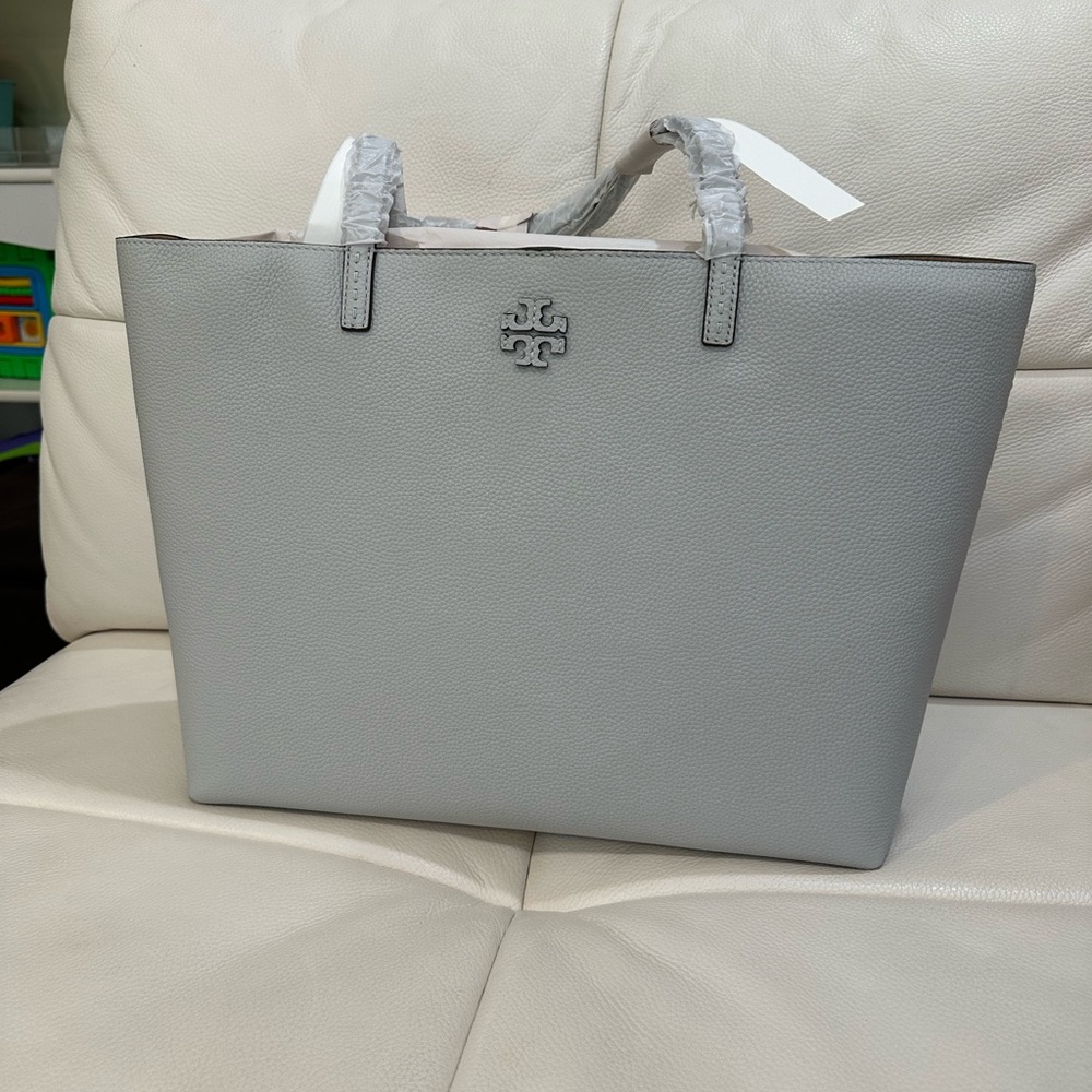 NWT Tory Burch McGraw Leather Tote in Feather Gray Color with Dust Bag - Picture 3 of 7